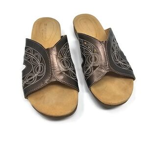 Naturalizer Size 8M Gold Slip on Open Toe Sandals